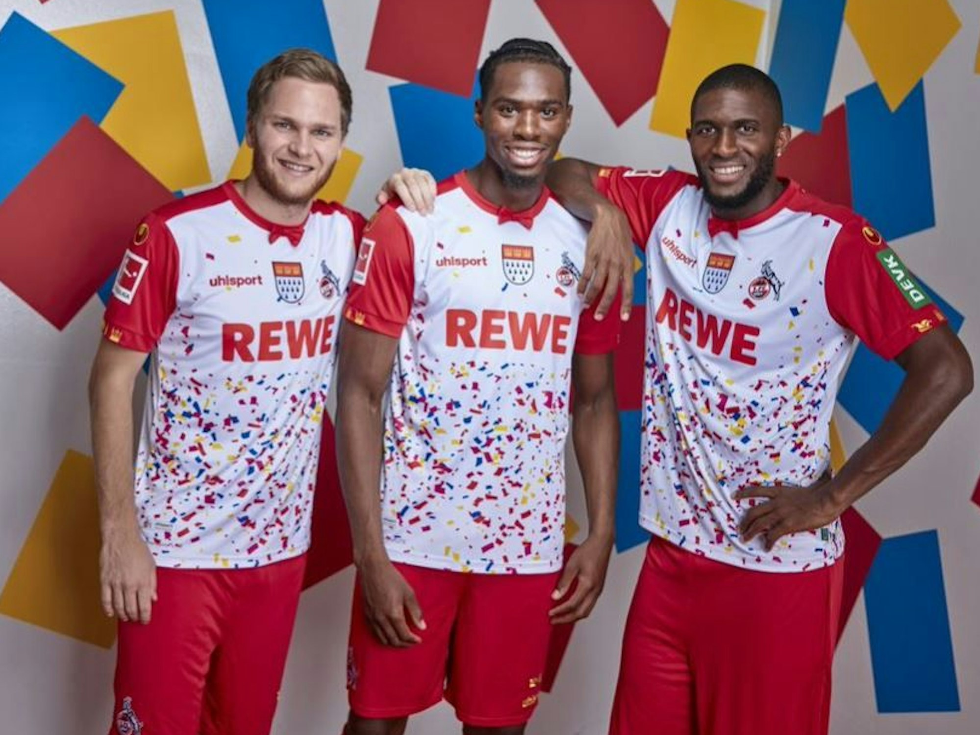 Konfetti und Fliege: Benno Schmitz, Kingsley Ehizibue und Anthony Modeste (v.l.) mit dem neuen Karnevalstrikot des 1. FC Köln.