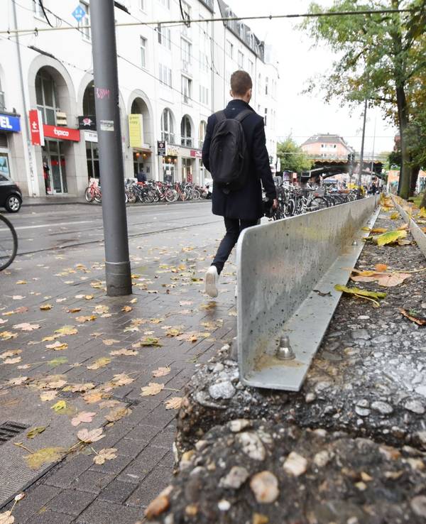 Auf einer Betonmauer an der Zülpicher Straße wurde eine Metallkonstruktion errichtet damit sich dort keine Menschen hinsetzen können.