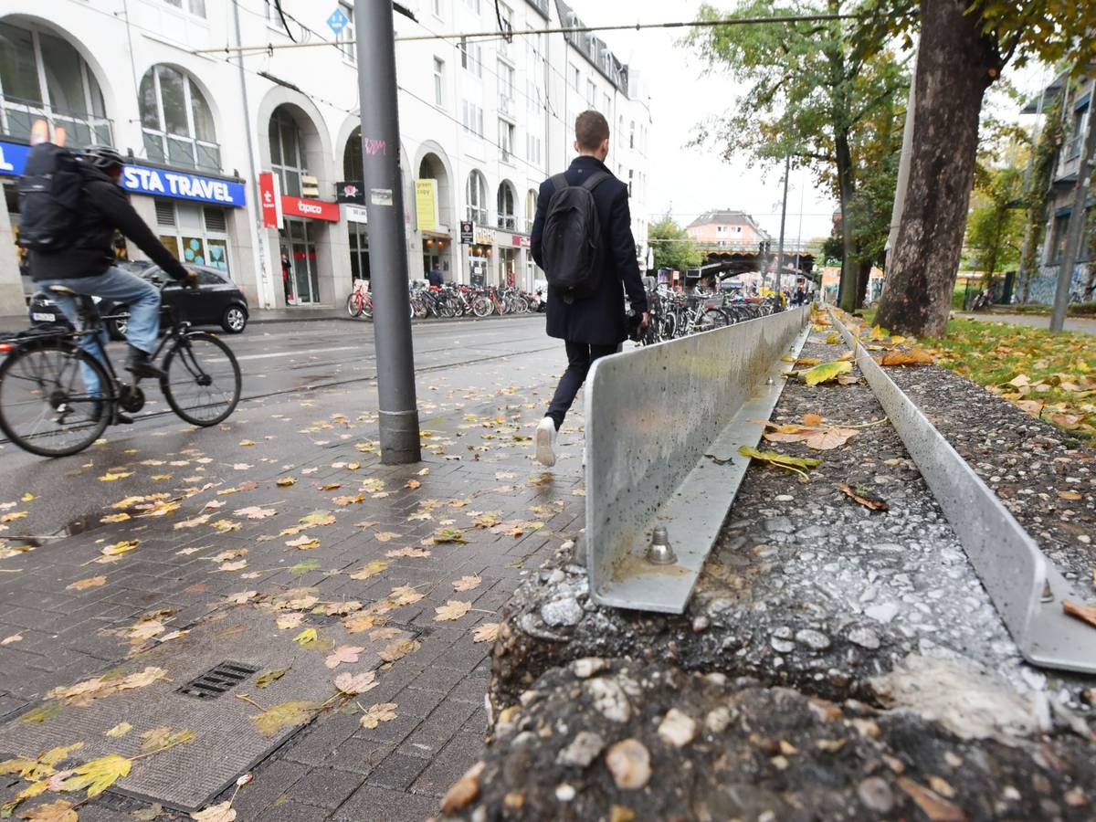 Auf einer Betonmauer an der Zülpicher Straße wurde von der Universität eine Metallkonstruktion errichtet, damit sich dort keine Menschen hinsetzen können.