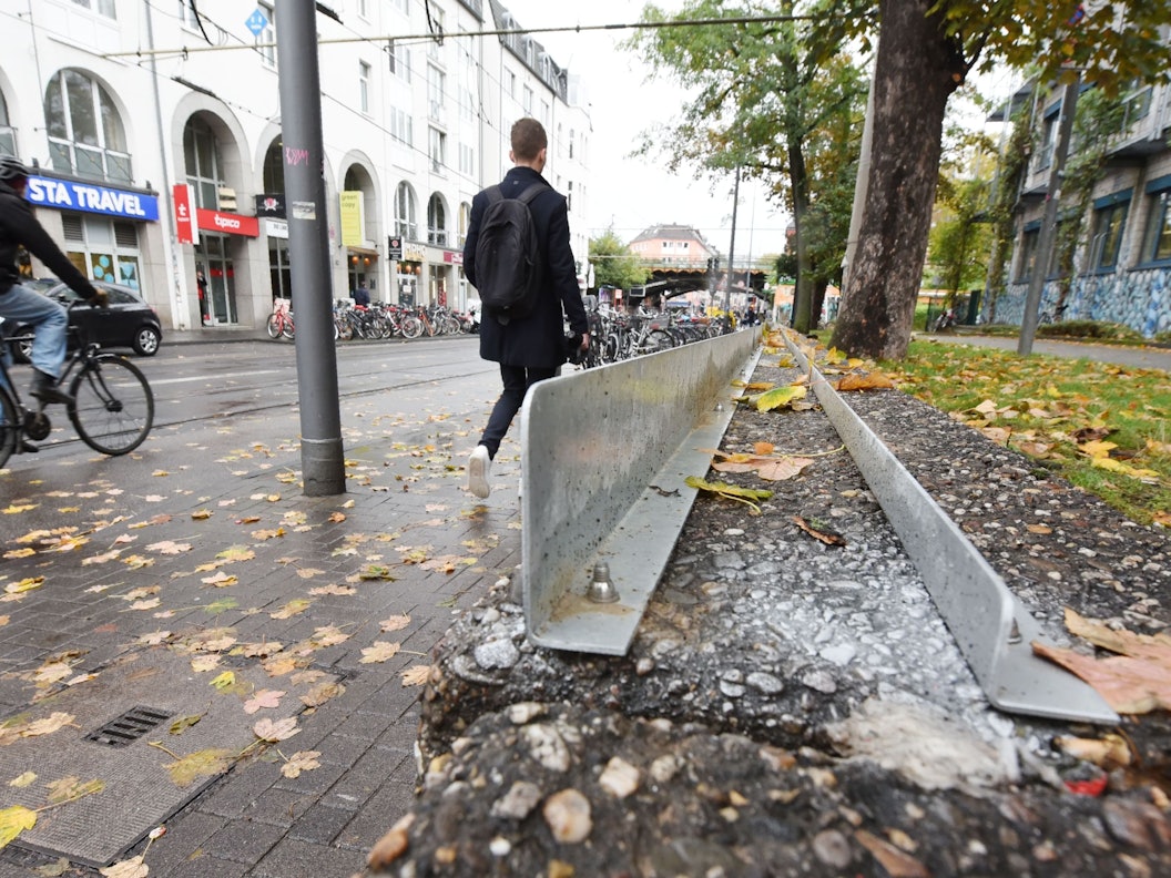 Auf einer Betonmauer an der Zülpicher Straße wurde von der Universität eine Metallkonstruktion errichtet, damit sich dort keine Menschen hinsetzen können.