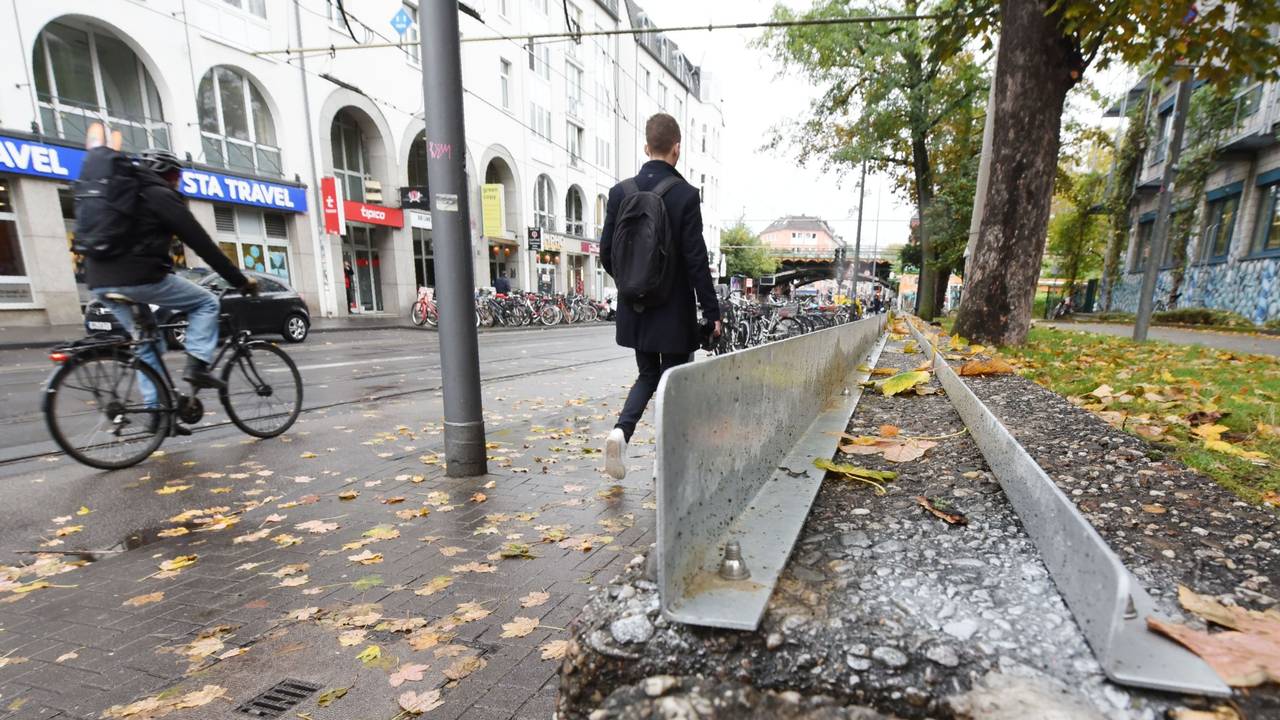 Auf einer Betonmauer an der Zülpicher Straße wurde eine Metallkonstruktion errichtet damit sich dort keine Menschen hinsetzen können.