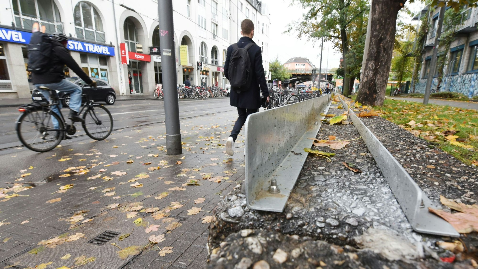 Auf einer Betonmauer an der Zülpicher Straße wurde eine Metallkonstruktion errichtet damit sich dort keine Menschen hinsetzen können.