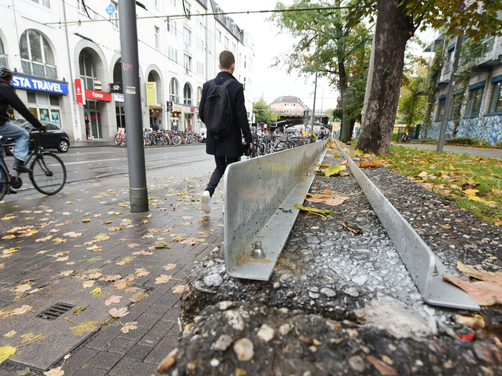 Auf einer Betonmauer an der Zülpicher Straße wurde von der Universität eine Metallkonstruktion errichtet, damit sich dort keine Menschen hinsetzen können.