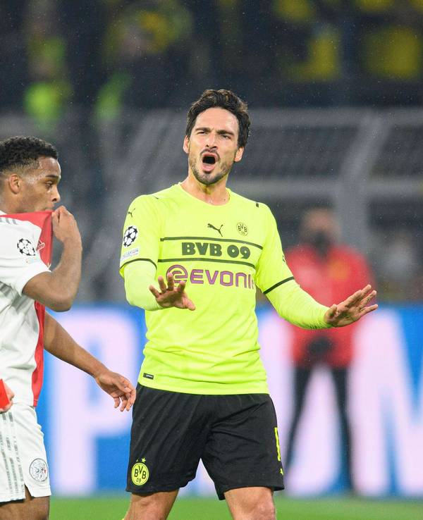 Hummels ist empört über die Rote Karte, die ihm Michael Oliver Sekunden zuvor gegeben hat.