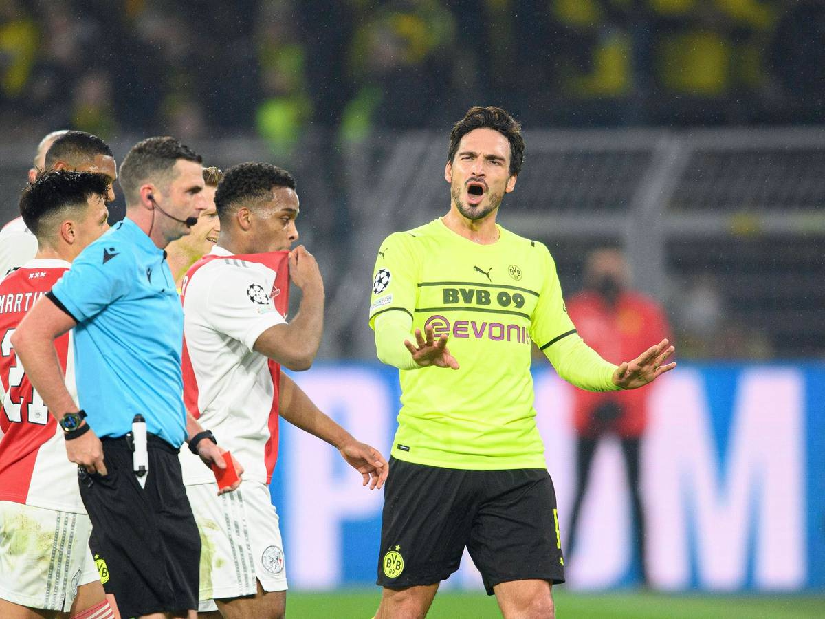 Hummels ist empört über die Rote Karte, die ihm Michael Oliver Sekunden zuvor gegeben hat.