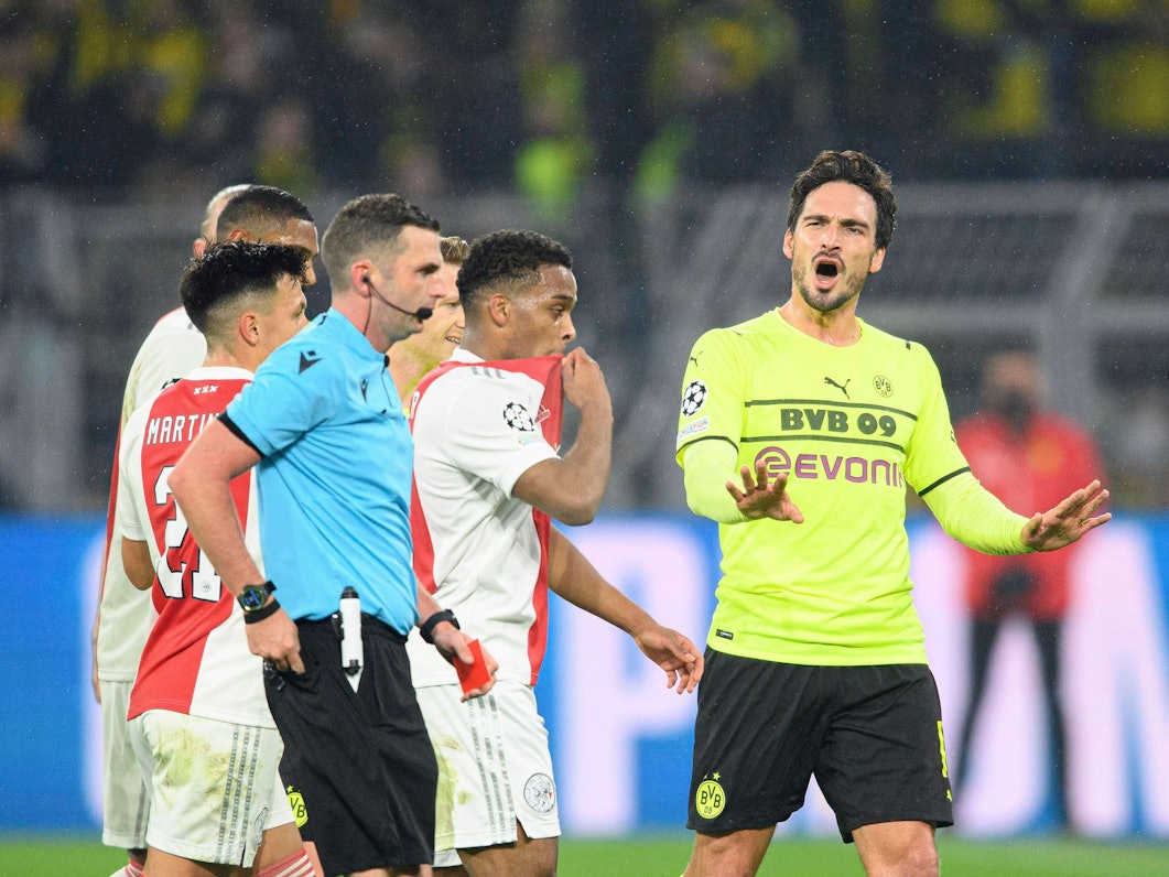 Hummels ist empört über die Rote Karte, die ihm Michael Oliver Sekunden zuvor gegeben hat.