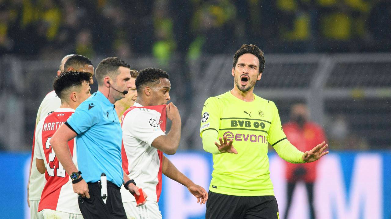 Hummels ist empört über die Rote Karte, die ihm Michael Oliver Sekunden zuvor gegeben hat.