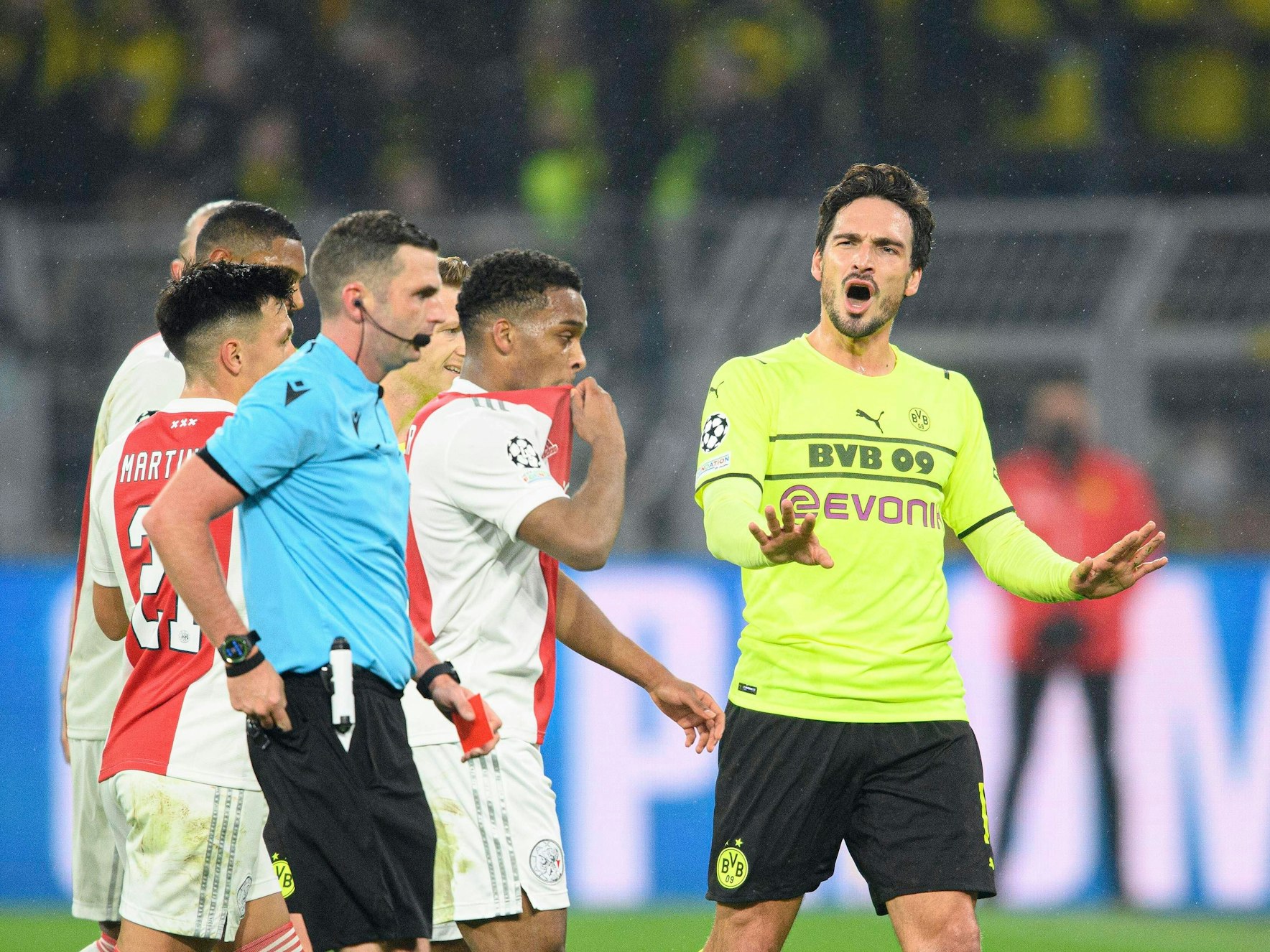 Hummels ist empört über die Rote Karte, die ihm Michael Oliver Sekunden zuvor gegeben hat.