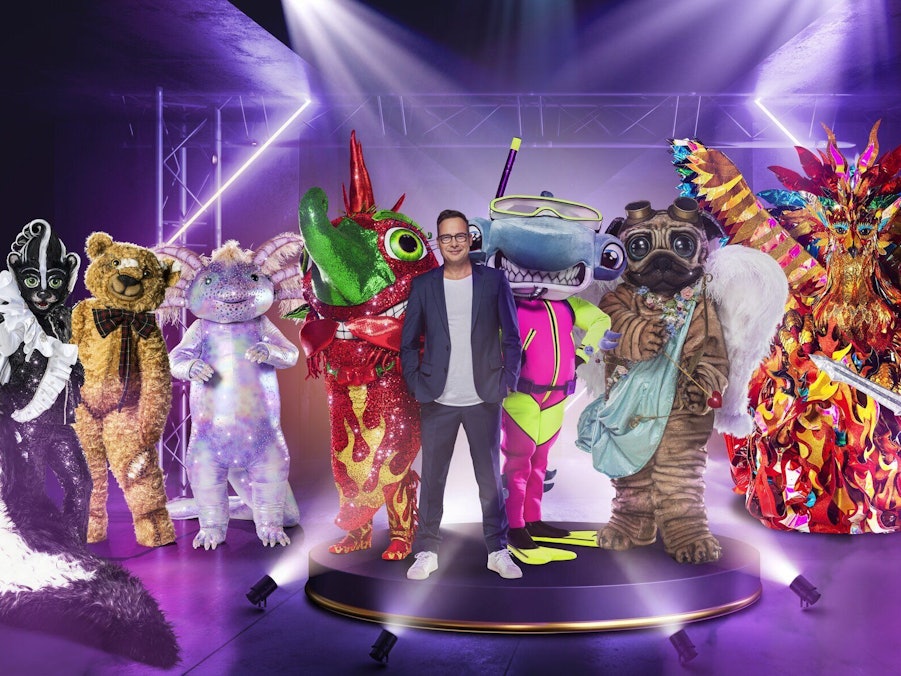 The Masked Singer startet am 16. Oktober in die neue Staffel. Auf dem Foto vom 14. Oktober 2021 sind einige der Kostüme mit Moderator Matthias Opdenhövel zu sehen.