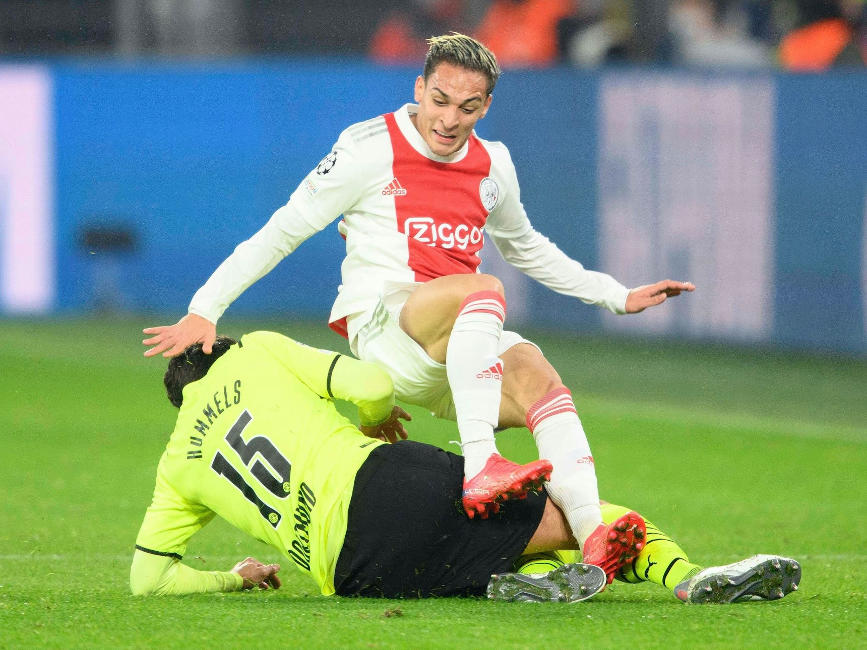 Mats Hummels grätscht Amsterdams Antony um.