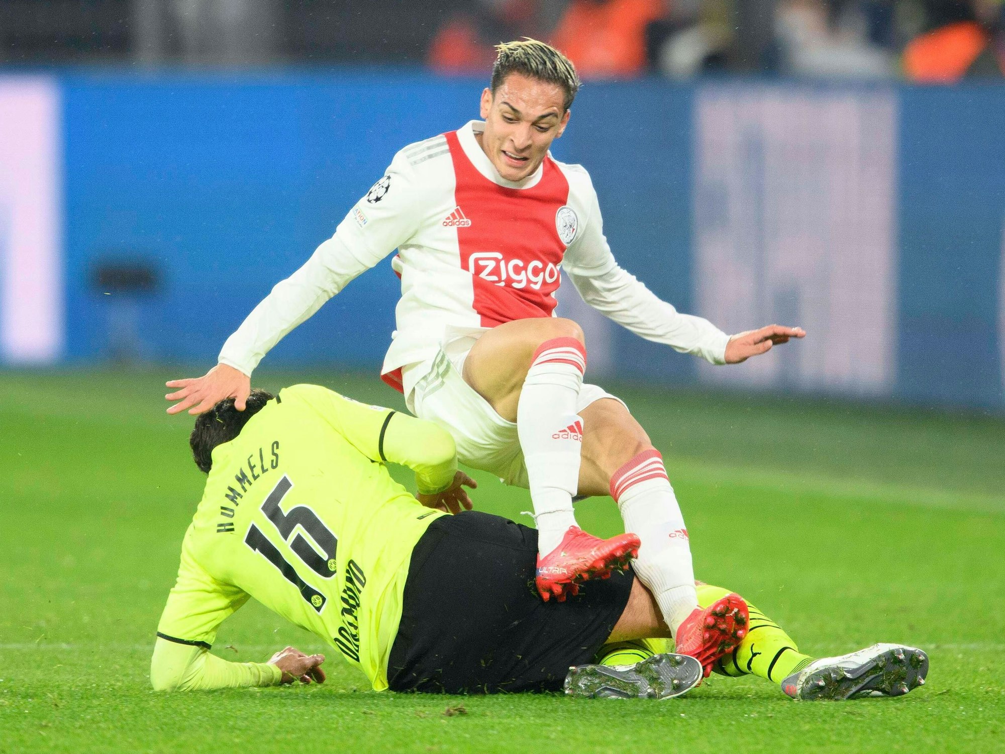 Mats Hummels grätscht Amsterdams Antony um.