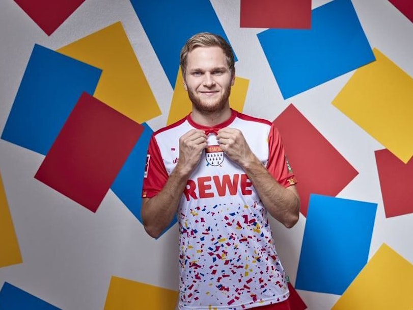 Benno Schmitz im neuen Karnevalstrikot des 1. FC Köln.