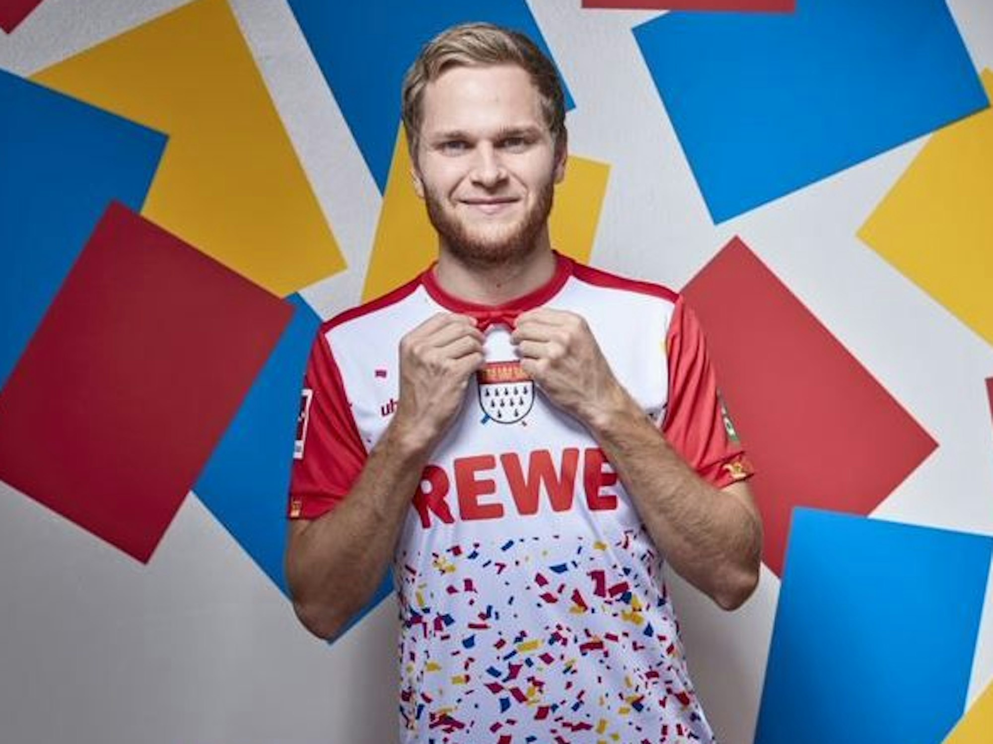 Benno Schmitz im neuen Karnevalstrikot des 1. FC Köln.