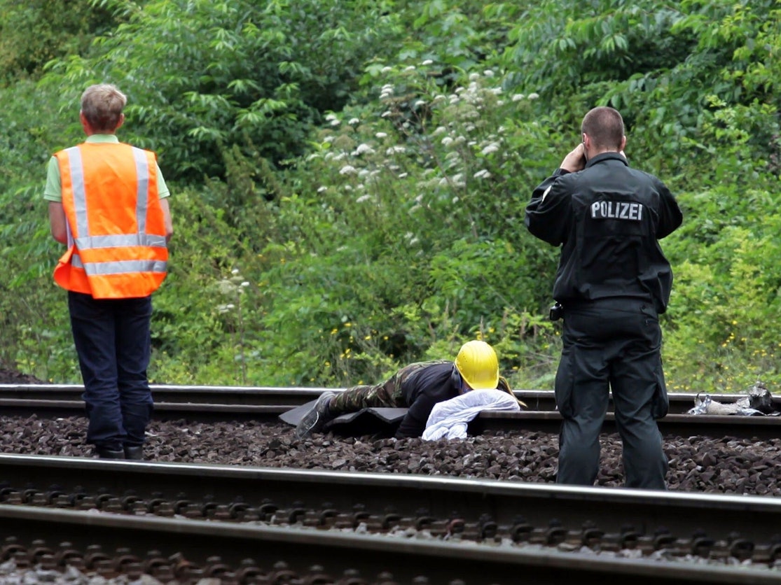 Ein Umweltaktivist hat sich am Mittwoch (08.08.2012) in Kerpen-Buir an Gleise der Kohle-Transportbahn im Braunkohletagebau Hambach gekettet.