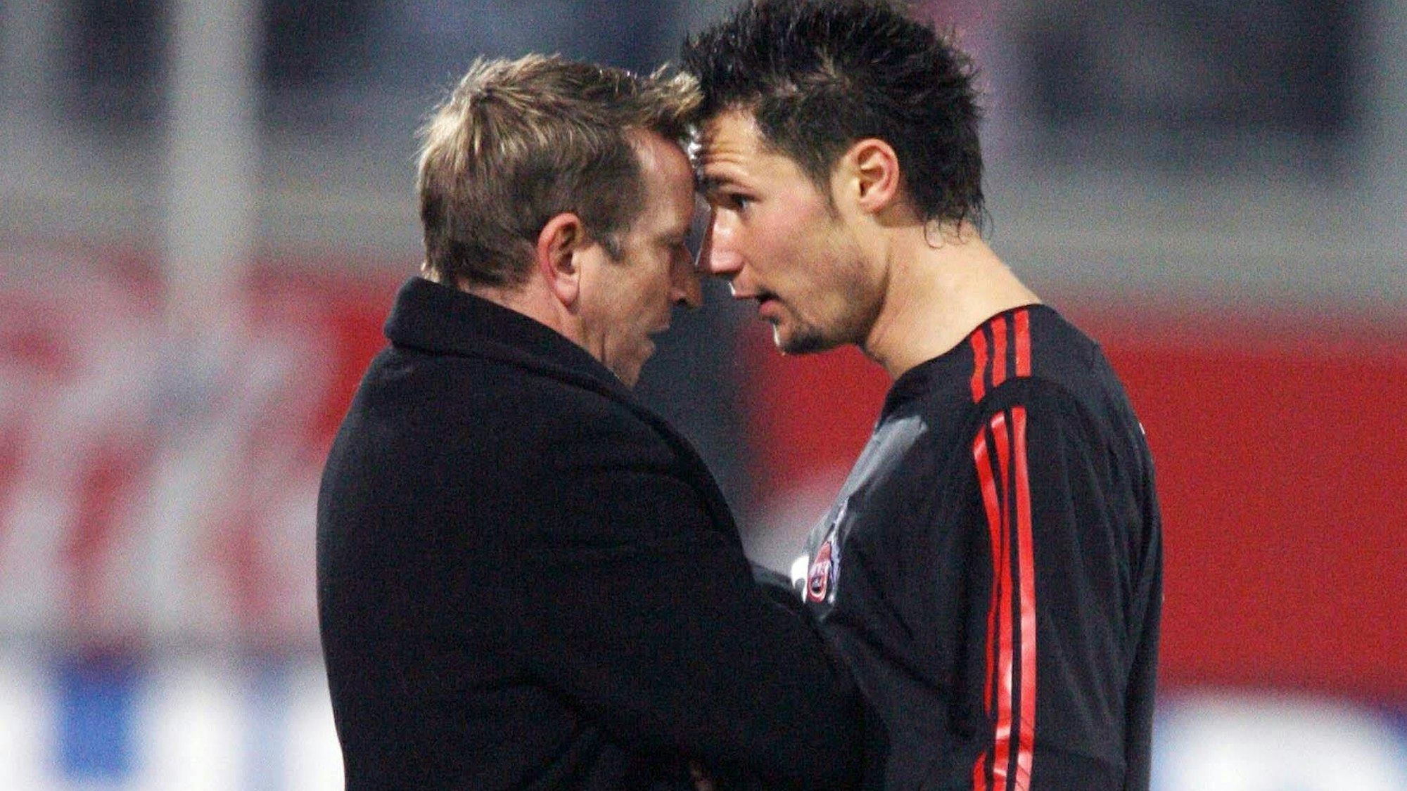 Norbert Meier und Albert Streit stehen eng voreinander.