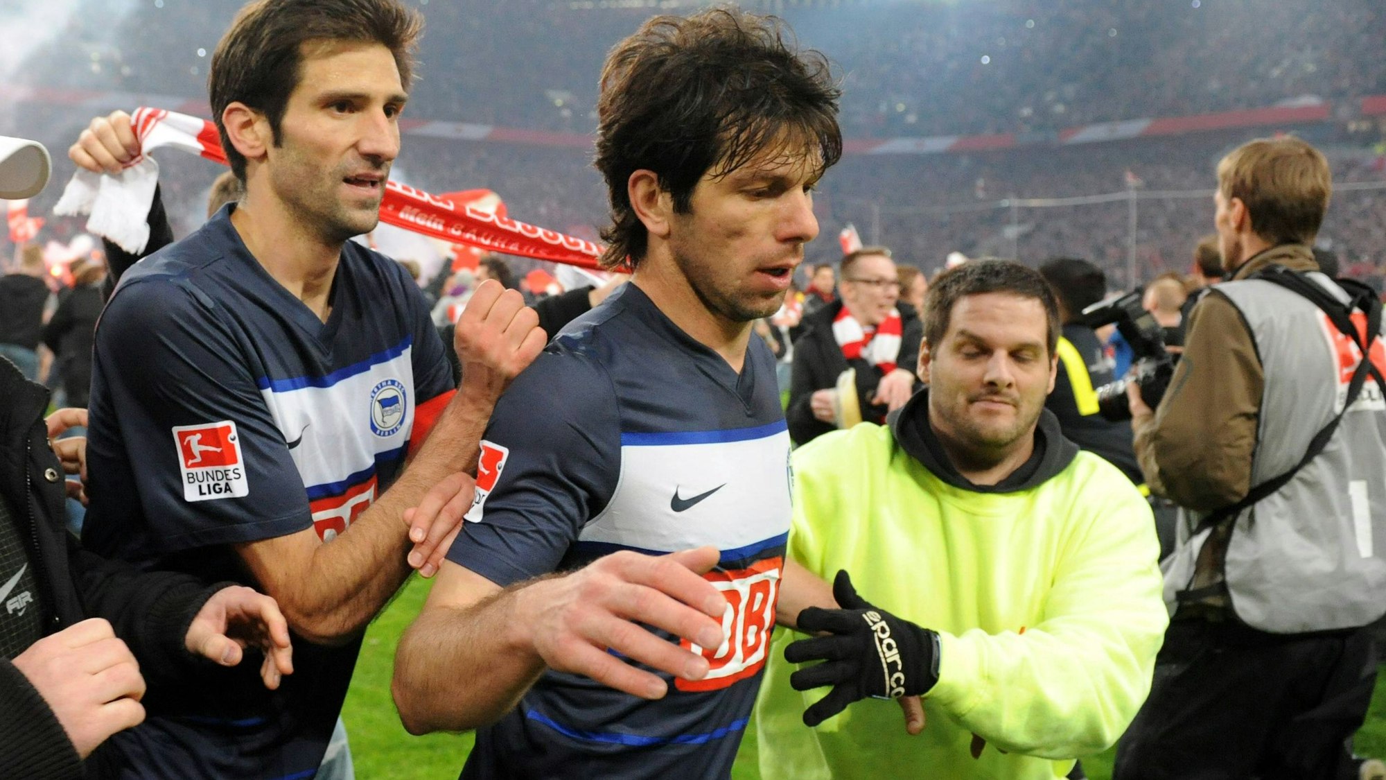 Andre Mijatovic führt Levan Kobiashvili Richtung Kabine.