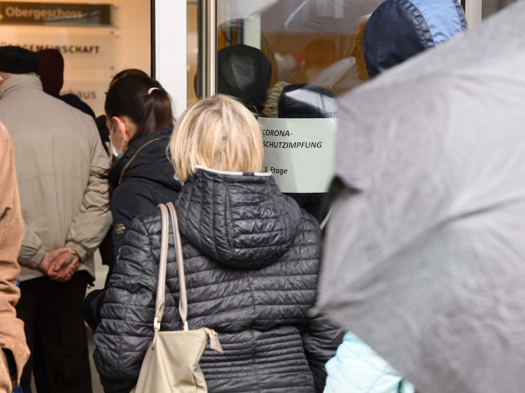 Zahlreiche Menschen stehen bei einer Impfaktion des DRK am Dresdner Waldschlößchen in einer Warteschlange an, um sich gegen das Coronavirus impfen zu lassen.