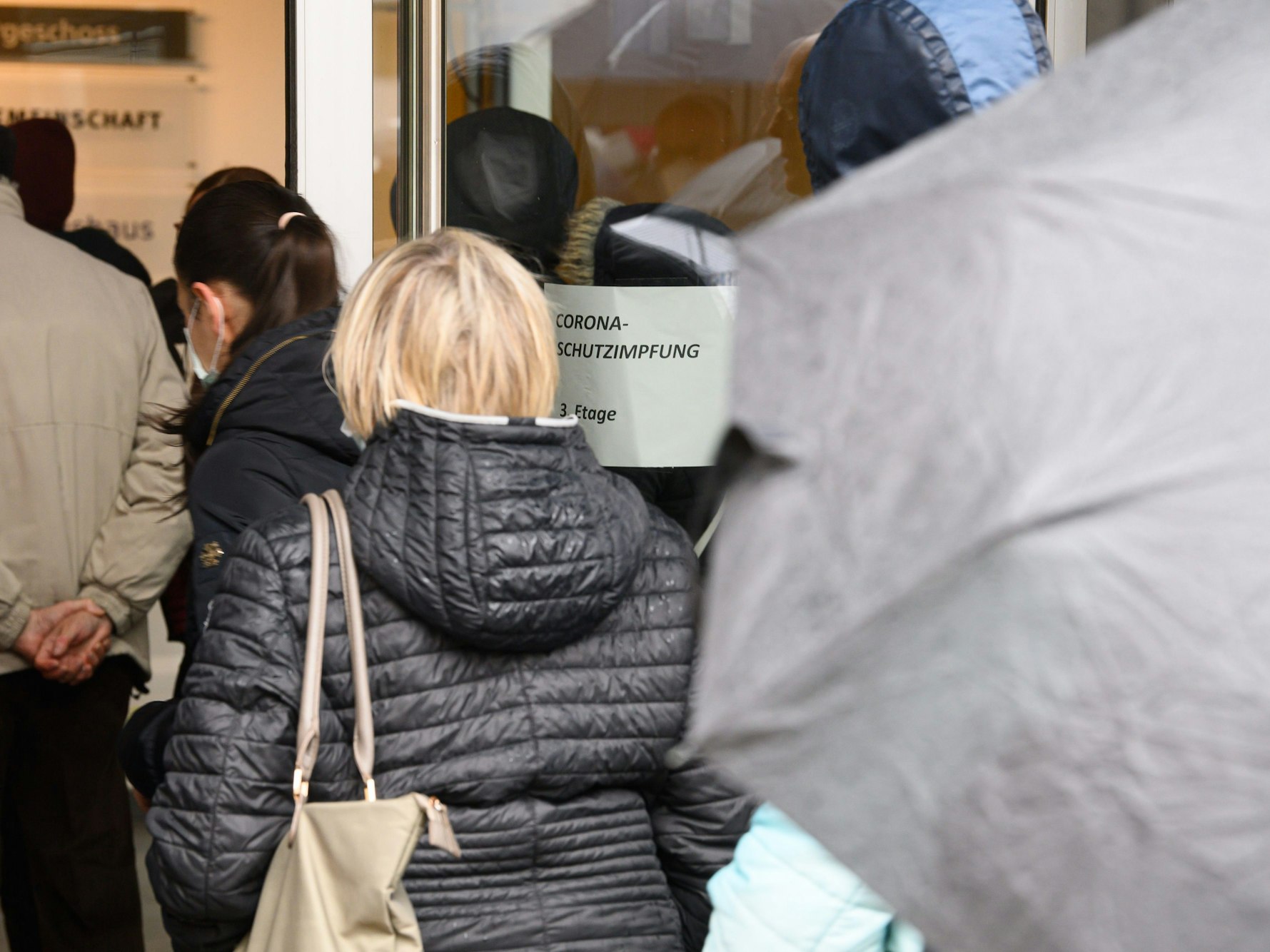 Zahlreiche Menschen stehen bei einer Impfaktion des DRK am Dresdner Waldschlößchen in einer Warteschlange an, um sich gegen das Coronavirus impfen zu lassen.