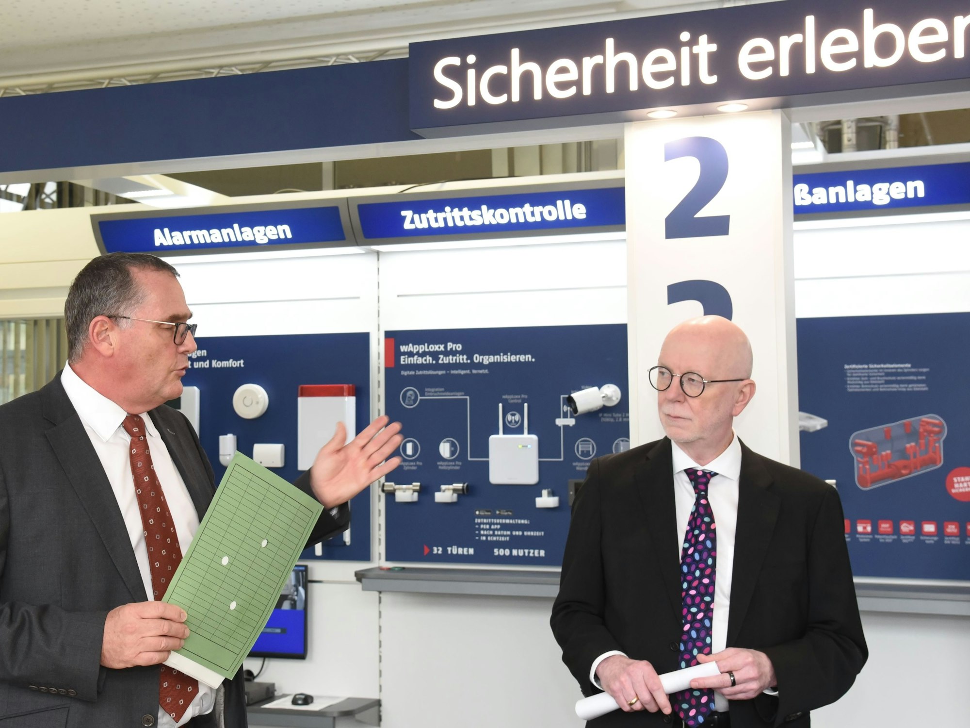 Polizeipräsident Uwe Jacob und Kripo-Chef Klaus-Stephan Becker informieren in der Technischen Beratungsstelle über neueste Sicherheitstechnik.