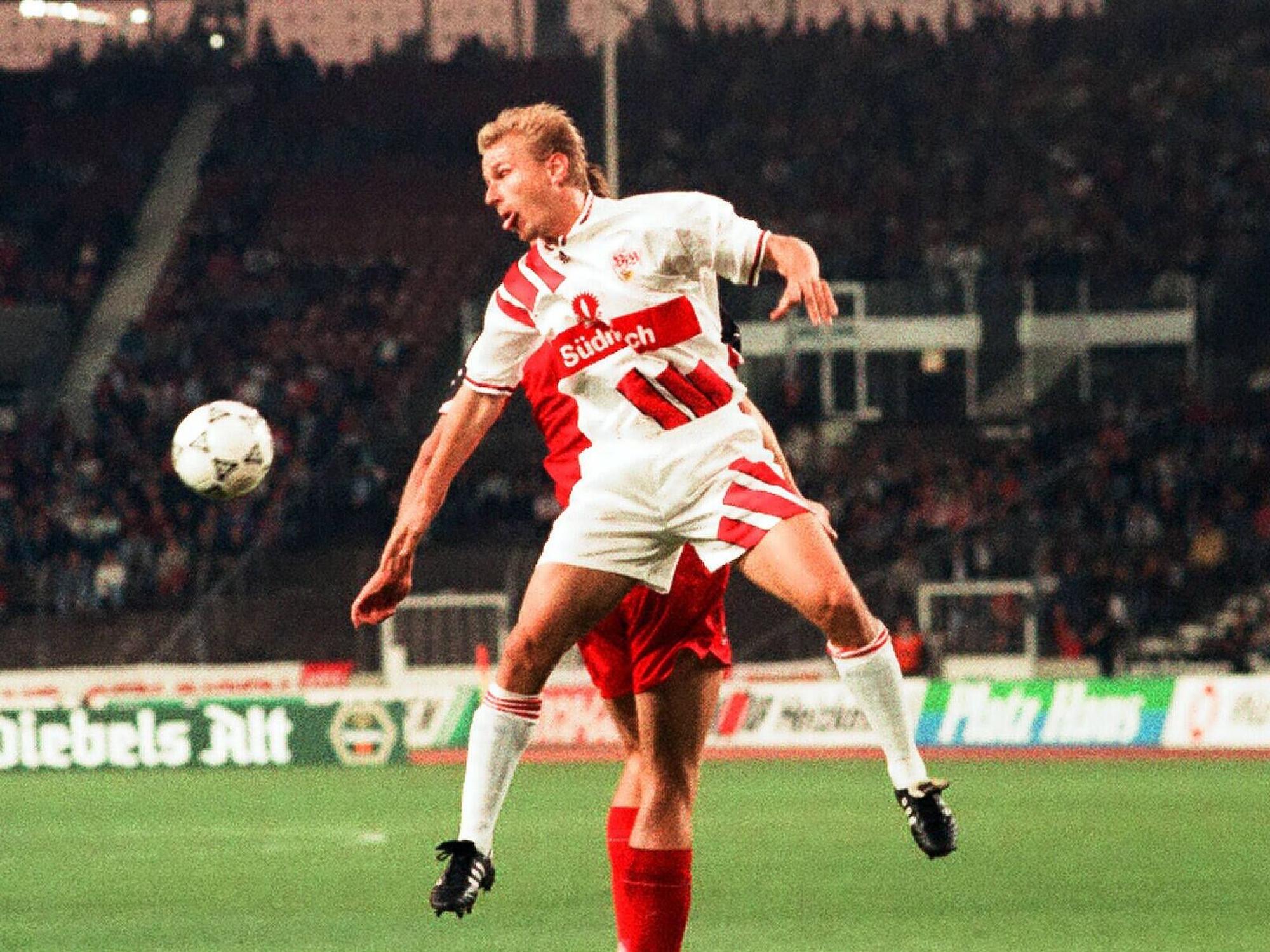 Axel Kruse springt hoch, seine Zunge hängt aus seinem Mund.
