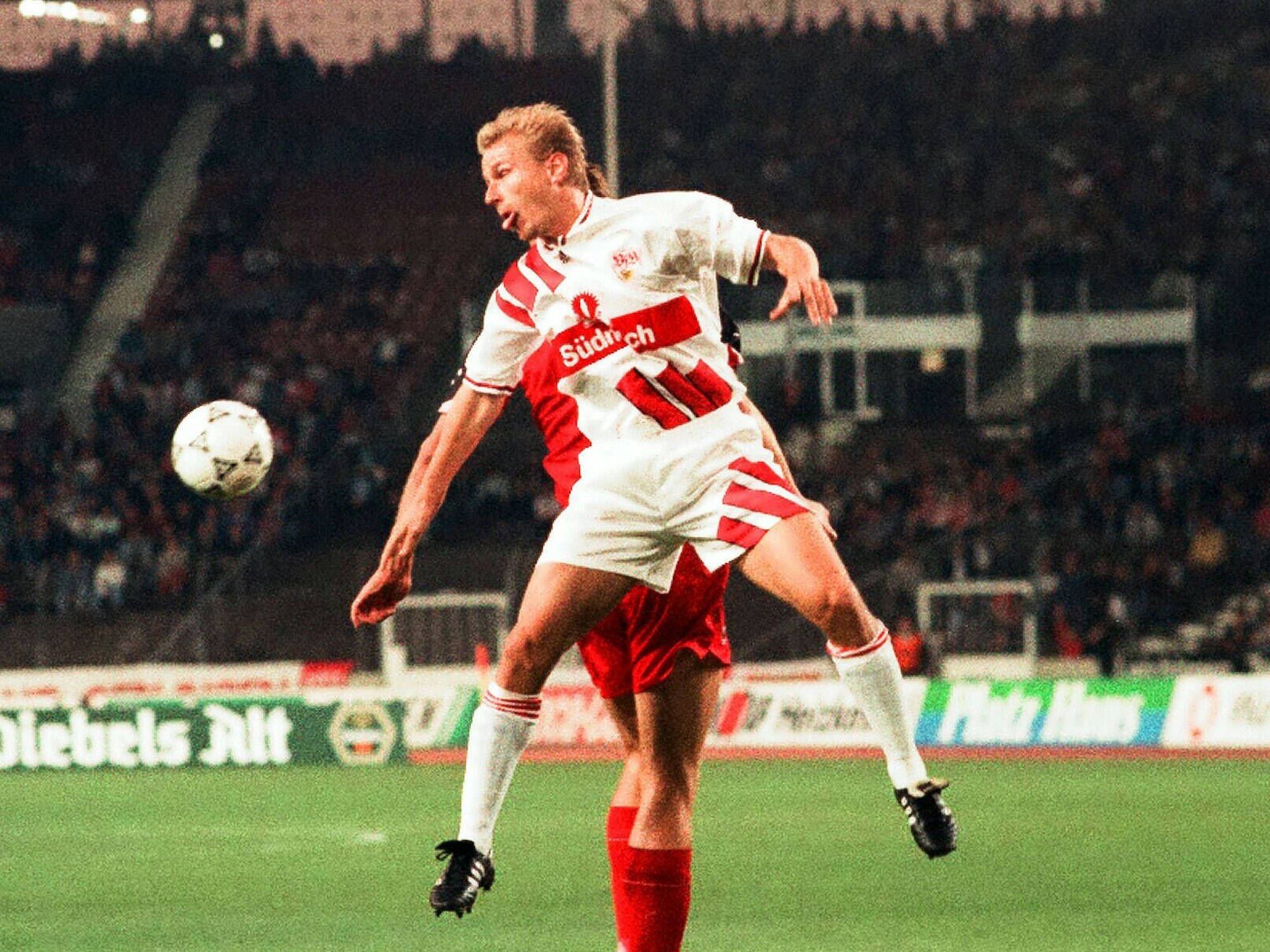 Axel Kruse springt hoch, seine Zunge hängt aus seinem Mund.