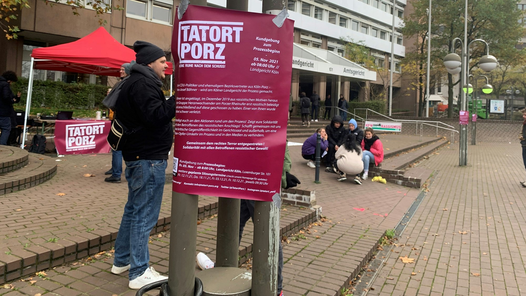 Demonstranten bei einer Kundgebung vor dem Kölner Gerichtsgebäude