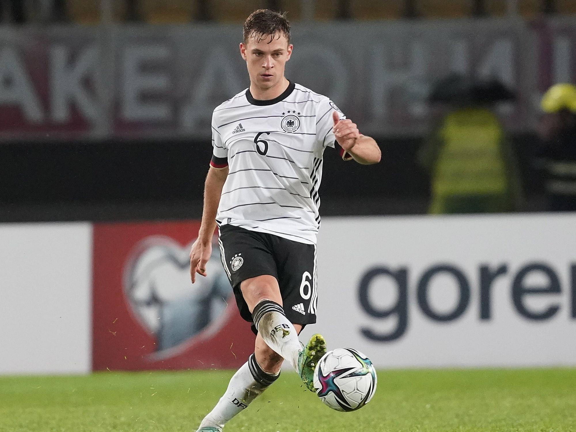 Joshua Kimmich spielt den Ball.