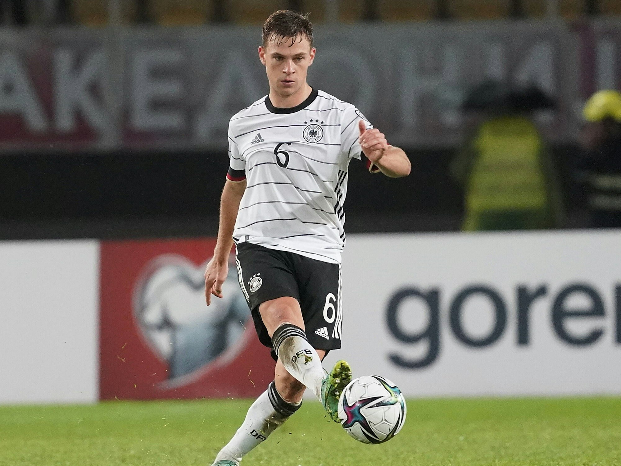 Joshua Kimmich spielt den Ball.