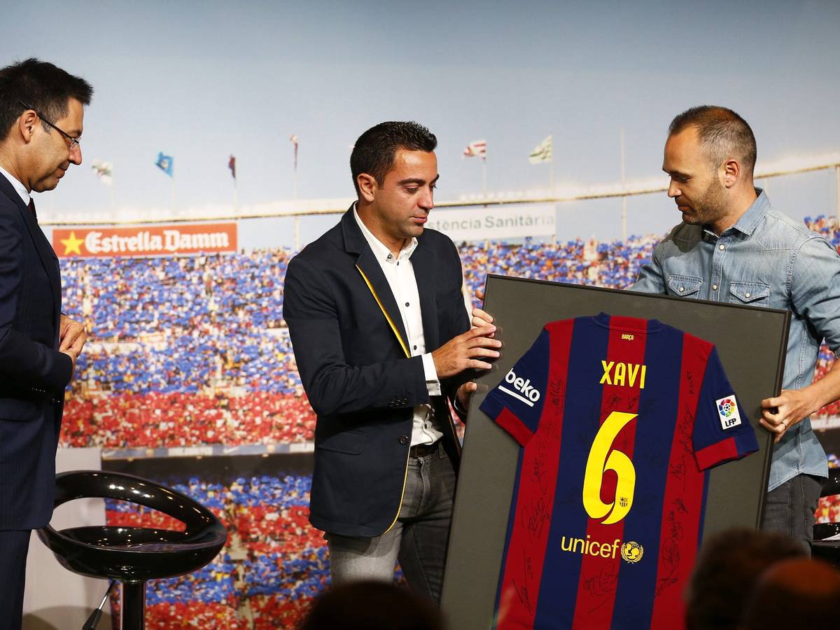 Xavi Hernandez bekommt von Andres Iniesta ein eingerahmtes Trikot gereicht.