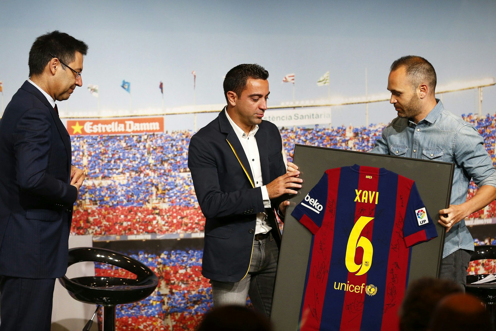 Xavi Hernandez bekommt von Andres Iniesta ein eingerahmtes Trikot gereicht.