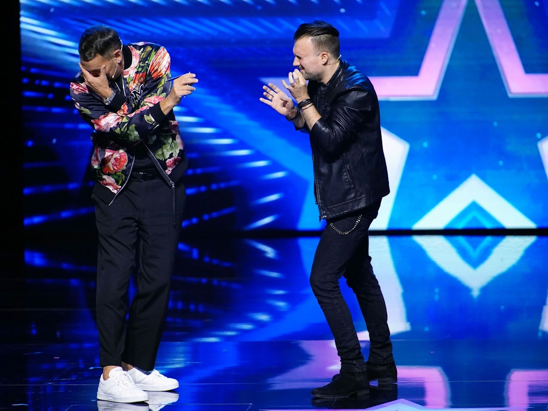 Magier Christopher Köhler (r.) hat „Supertalent“ Jurymitglied Michael Michalsky zu sich auf die Bühne geholt.