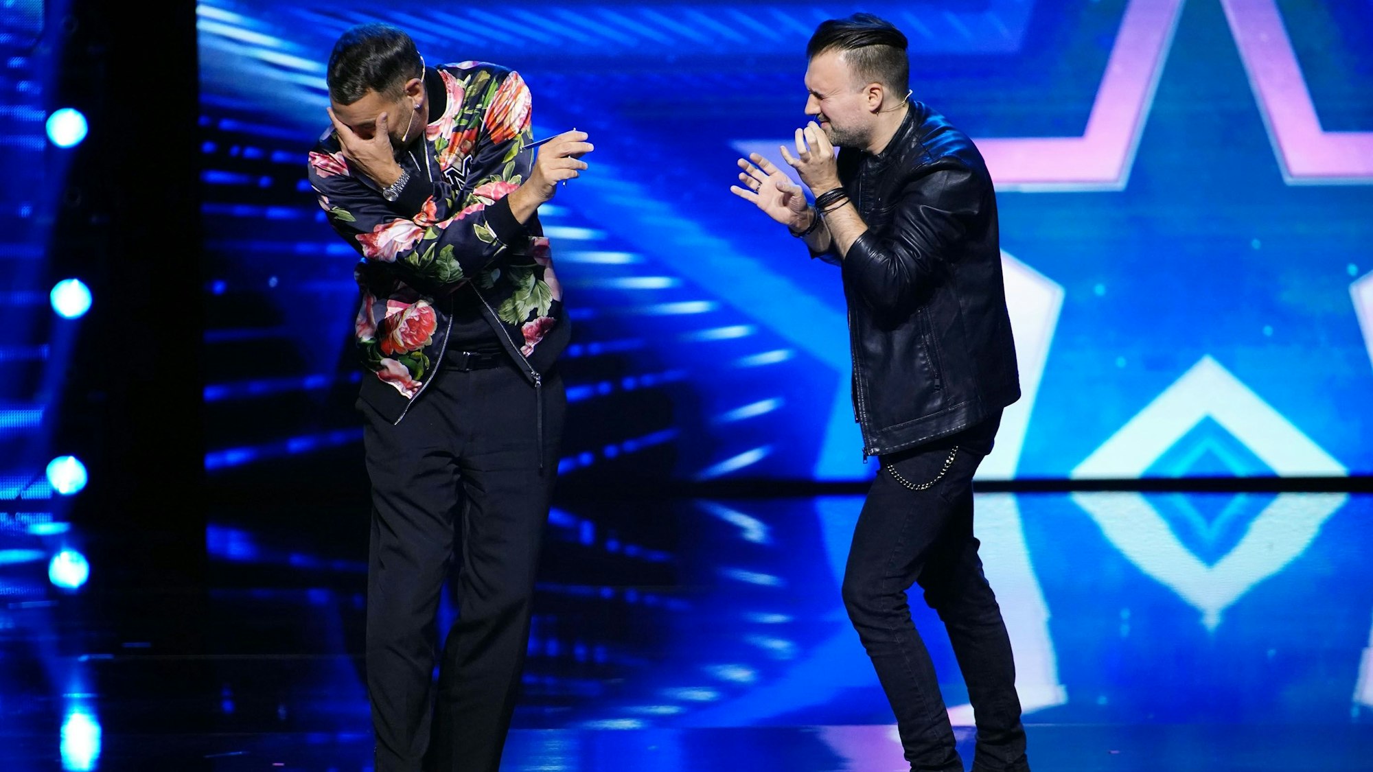 Magier Christopher Köhler (r.) hat „Supertalent“ Jurymitglied Michael Michalsky zu sich auf die Bühne geholt.