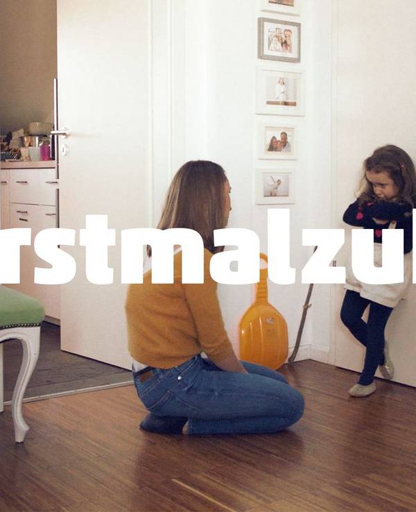 Der Discounter Penny wirbt in Zeiten der Corona-Pandemie mit dem Slogan "#erstmalzuhause" (undatierte Aufnahme). Eine Mutter kniet vor ihrem bockigen Kind.