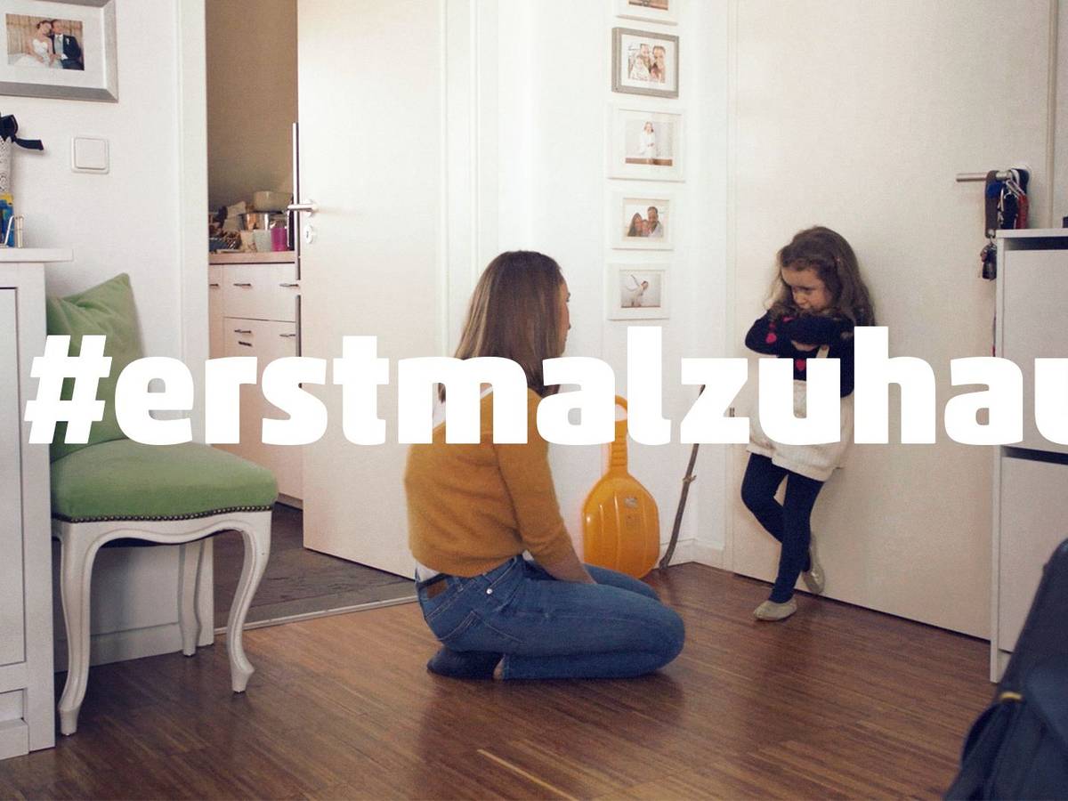 Der Discounter Penny wirbt in Zeiten der Corona-Pandemie mit dem Slogan "#erstmalzuhause" (undatierte Aufnahme). Eine Mutter kniet vor ihrem bockigen Kind.