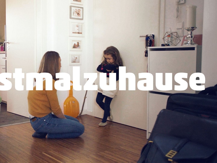 Der Discounter Penny wirbt in Zeiten der Corona-Pandemie mit dem Slogan "#erstmalzuhause" (undatierte Aufnahme). Eine Mutter kniet vor ihrem bockigen Kind.