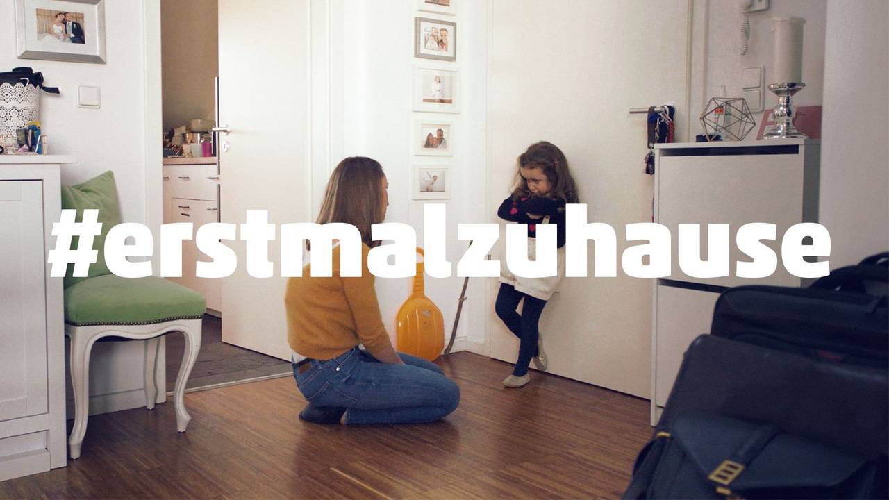 Der Discounter Penny wirbt in Zeiten der Corona-Pandemie mit dem Slogan "#erstmalzuhause" (undatierte Aufnahme). Eine Mutter kniet vor ihrem bockigen Kind.