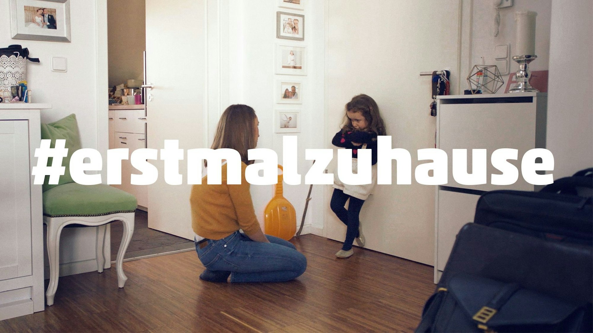 Der Discounter Penny wirbt in Zeiten der Corona-Pandemie mit dem Slogan "#erstmalzuhause" (undatierte Aufnahme). Eine Mutter kniet vor ihrem bockigen Kind.