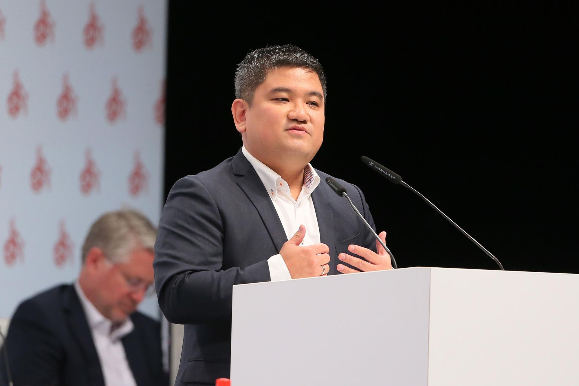 Ho-Yeon Kim bei der Mitgliederversammlung des 1. FC Köln