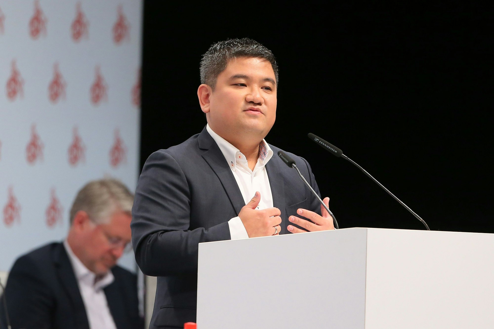 Ho-Yeon Kim bei der Mitgliederversammlung des 1. FC Köln