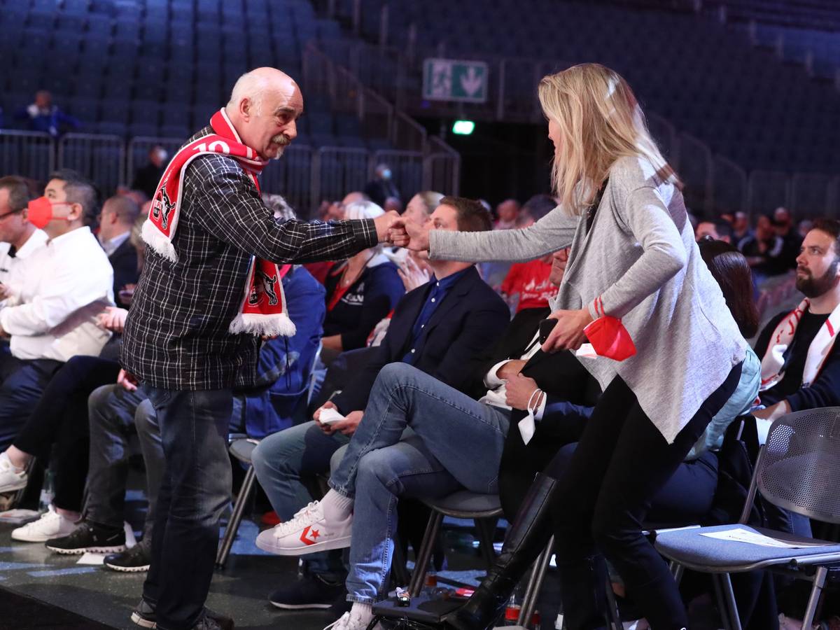 1.FC Köln, LanxessArena, Mitgliederversammlung, Harald Konopka gratuliert Susanne Metzler zum Einzug in den Mitgliederrat (1. FC Köln), 06.11.2021, Bild: Herbert Bucco
Herbert Bucco