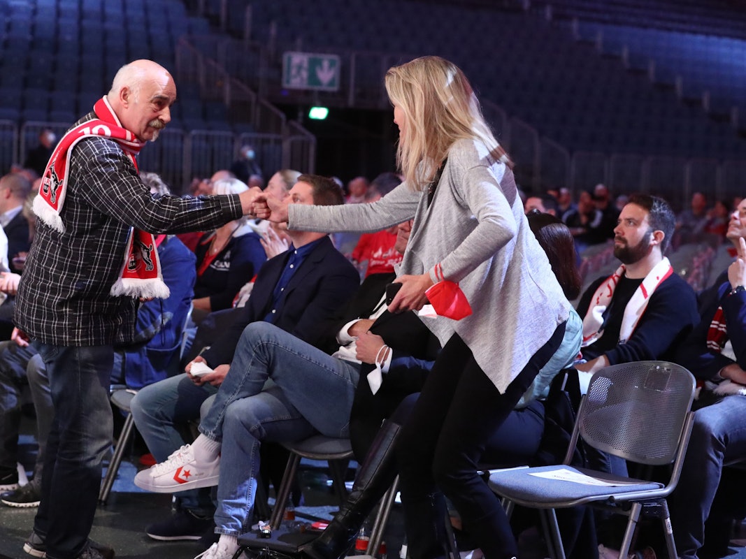 1.FC Köln, LanxessArena, Mitgliederversammlung, Harald Konopka gratuliert Susanne Metzler zum Einzug in den Mitgliederrat (1. FC Köln), 06.11.2021, Bild: Herbert Bucco
 
Herbert Bucco