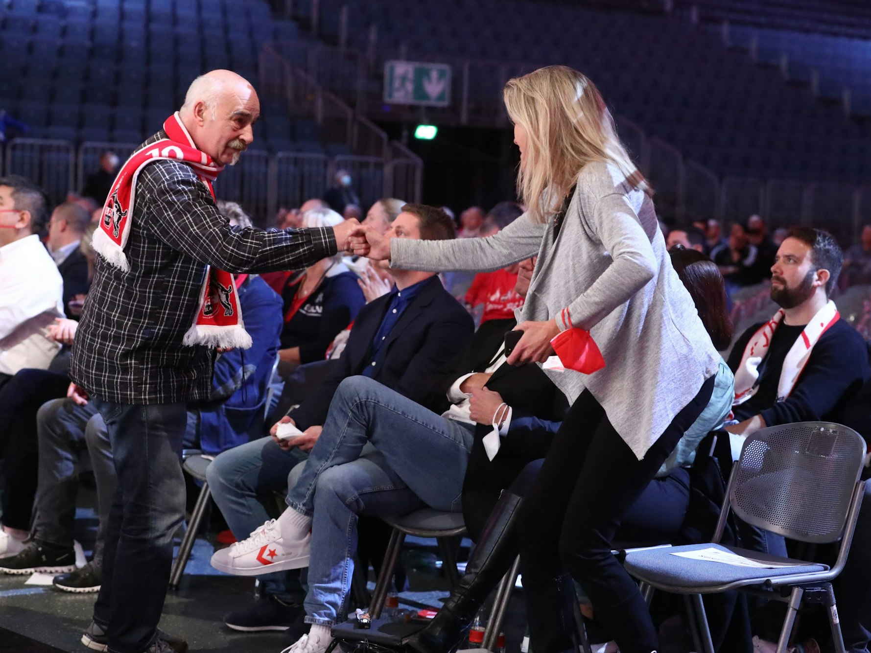 1.FC Köln, LanxessArena, Mitgliederversammlung, Harald Konopka gratuliert Susanne Metzler zum Einzug in den Mitgliederrat (1. FC Köln), 06.11.2021, Bild: Herbert Bucco
 
Herbert Bucco