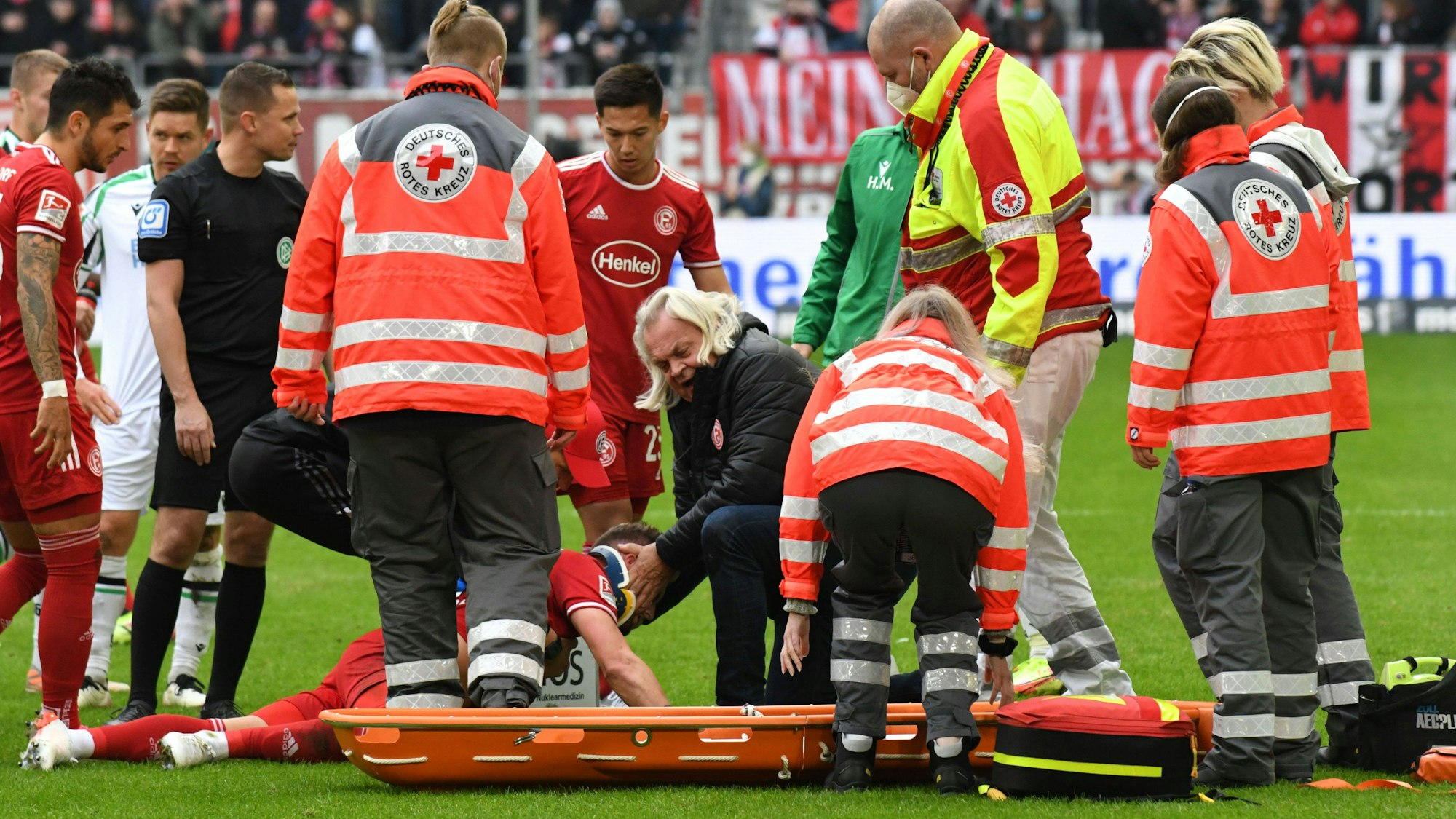 Der Mannschaftsarzt kümmert sich um den verletzten Andre Hoffmann von Fortuna Düsseldorf.