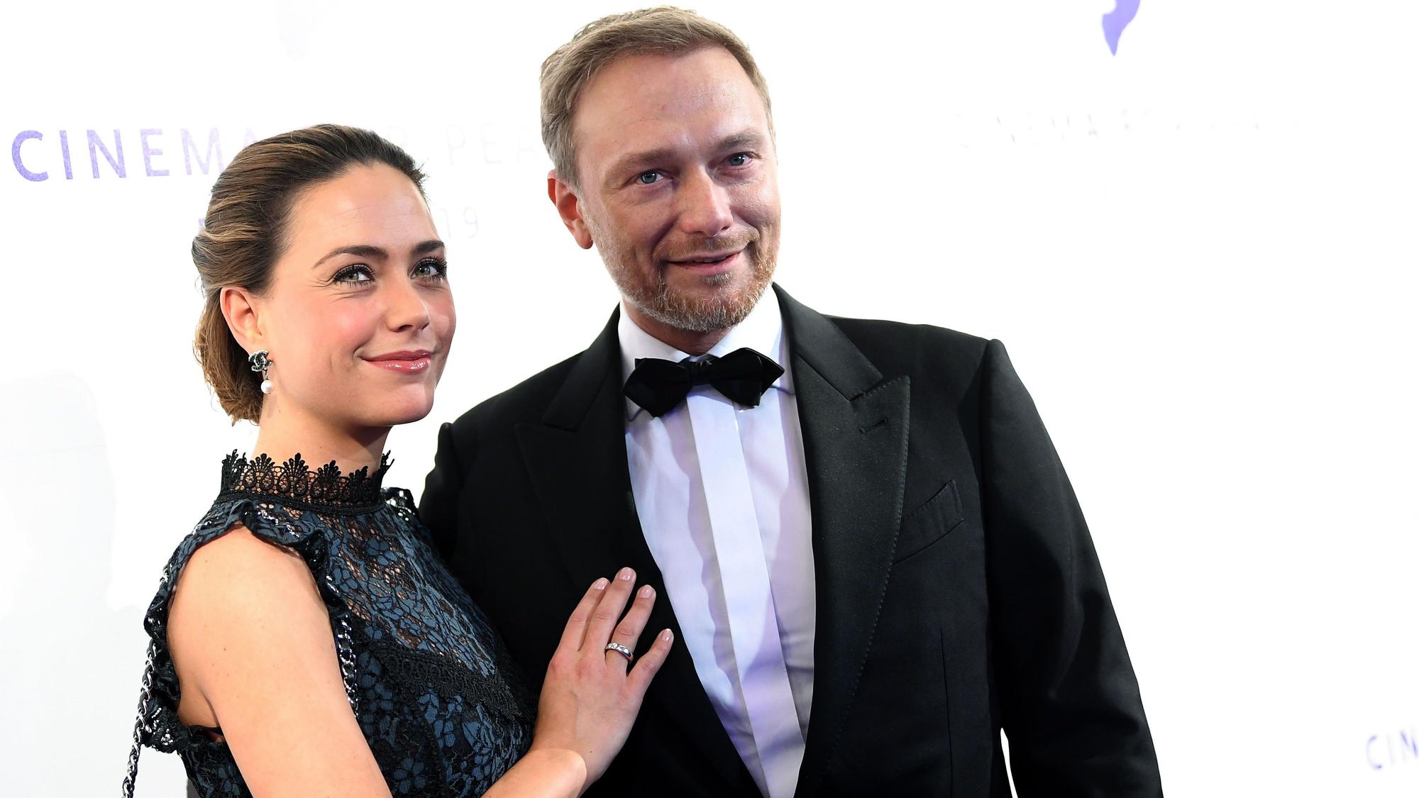 FDP-Bundesvorsitzender, kommt mit seiner Freundin Franca Lehfeldt im Februar 2019 zu der „Cinema for Peace Gala“ im Westhafen Event & Convention Center.