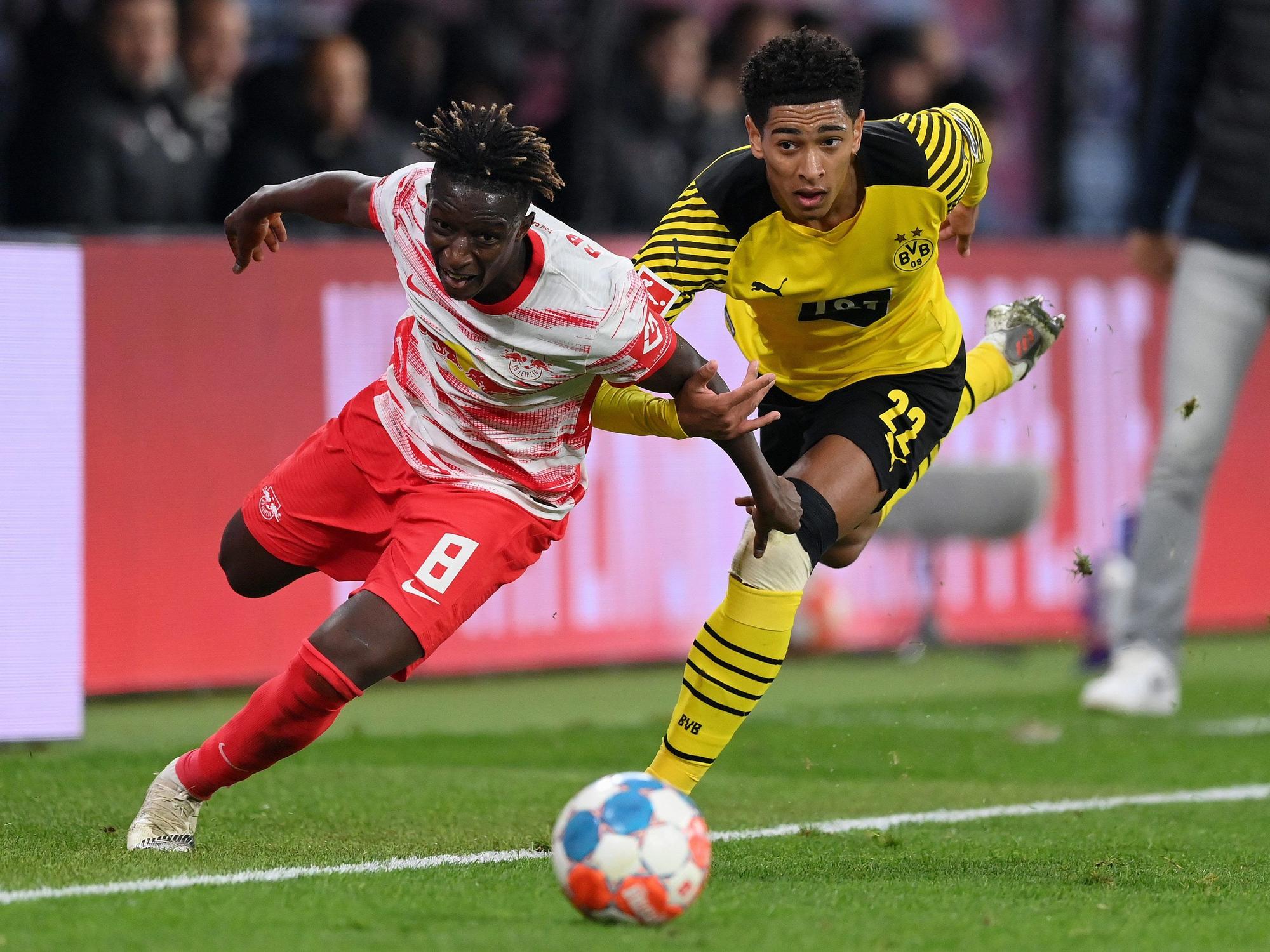 Amadou Haidara im Zweikampf mit Jude Bellingham
