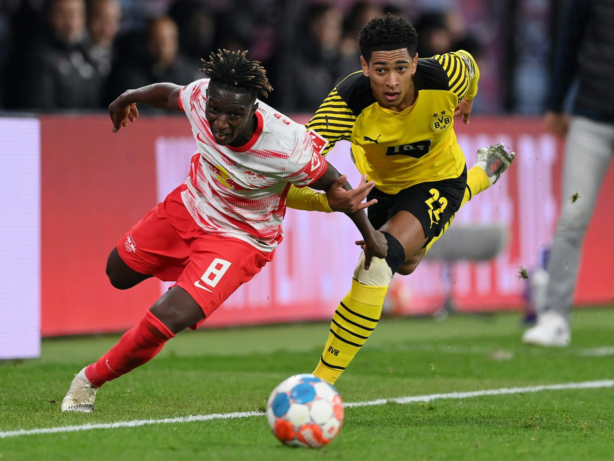 Amadou Haidara im Zweikampf mit Jude Bellingham