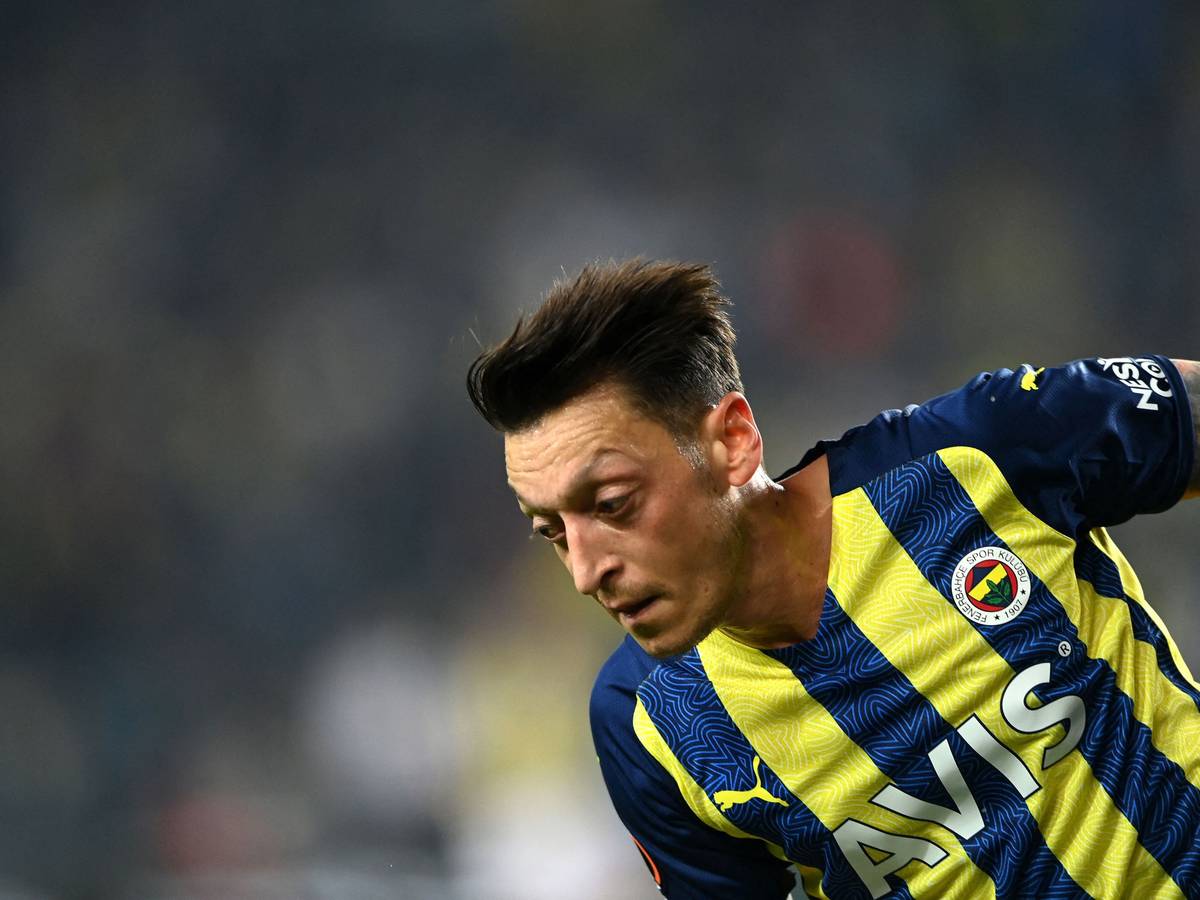 Mesut Özil (Fenerbahce Istanbul) blickt konzentriert auf den Ball.