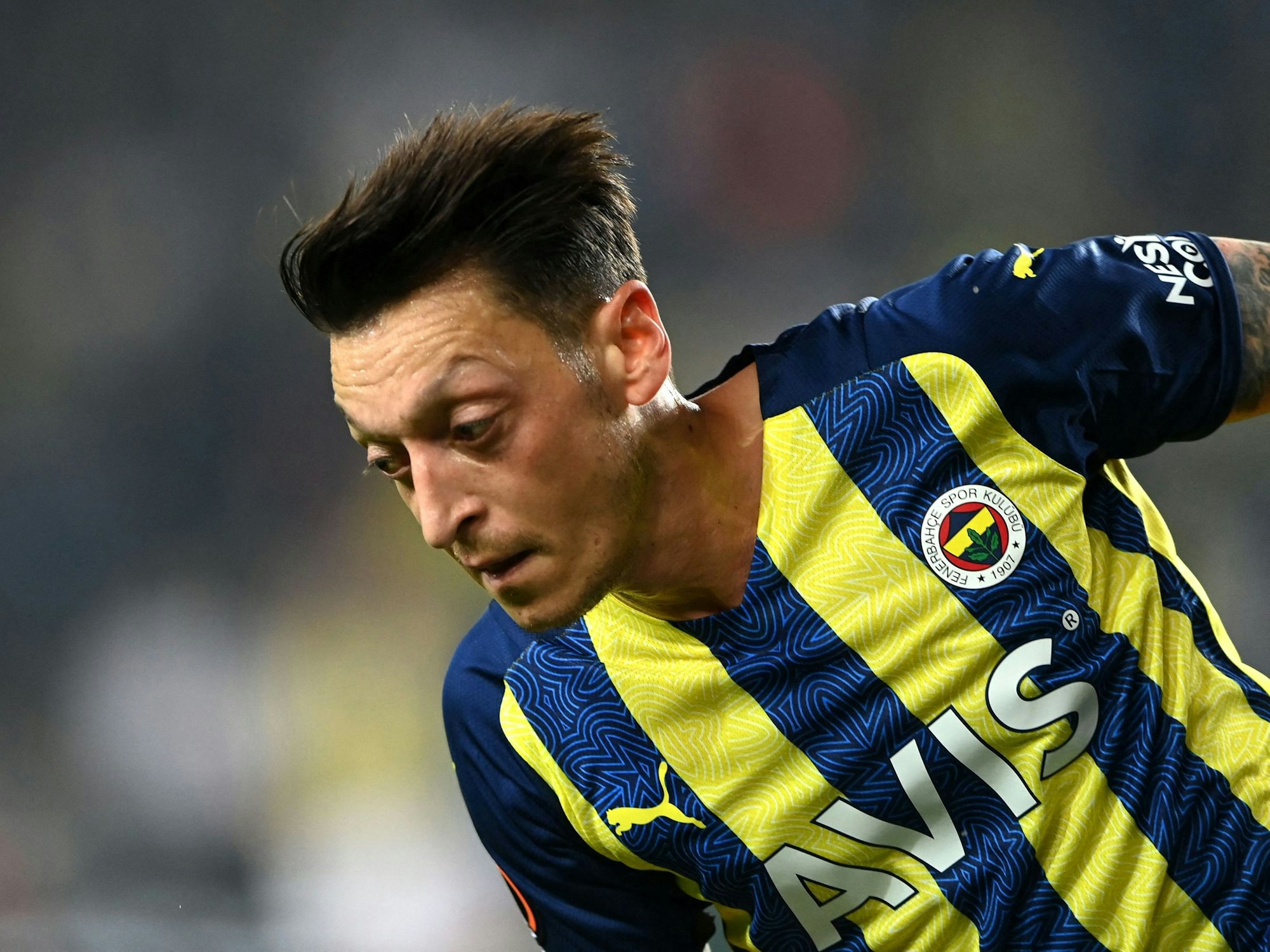 Mesut Özil (Fenerbahce Istanbul) blickt konzentriert auf den Ball.