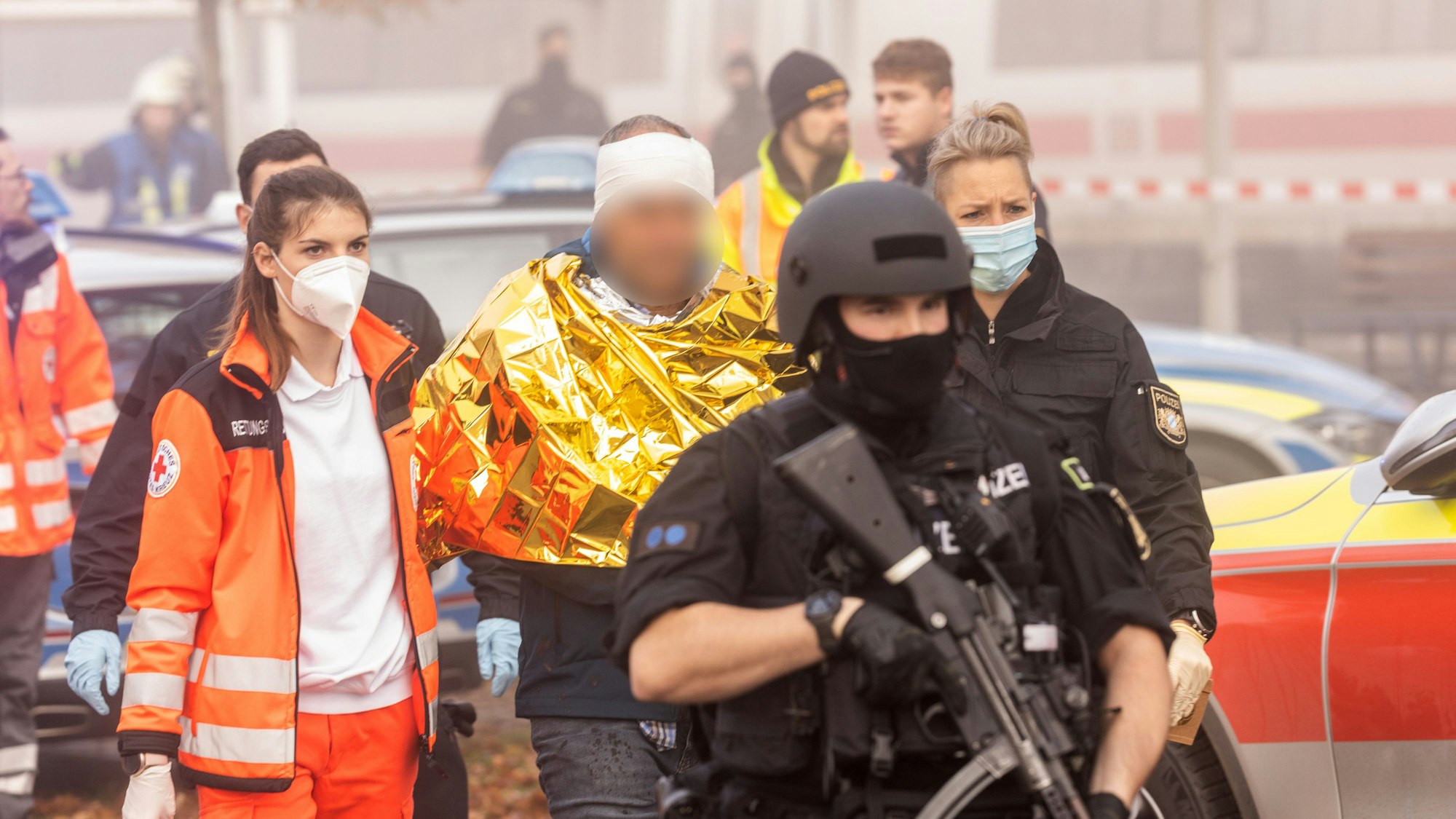 Eine festgenommene männliche Person wird am Bahnhof von Polizei und Rettungskräften weggeführt. In einem ICE zwischen Regensburg und Nürnberg hat es am 6. November 2021 eine Messerattacke gegeben.