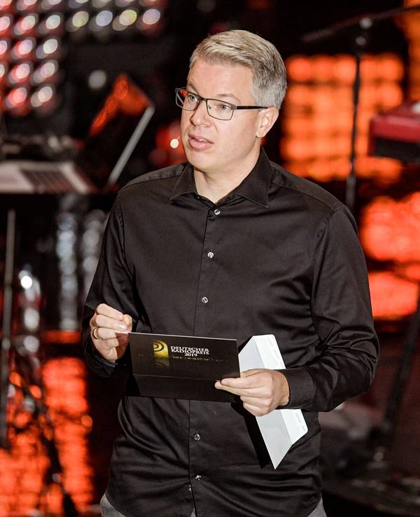 Frank Thelen, Unternehmer, steht als Laudator während der Verleihung des 10. Deutschen Radiopreises auf der Bühne. +++ dpa-Bildfunk +++